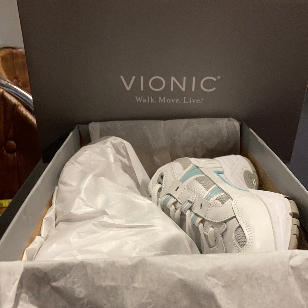 Vionic Women’s Walking Sneakers Size 7